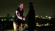 Nachdem sie gerettet wurde, bedankt Christa sich bei dem unbekannten Ninja (von li nach re: Dana Goldberg, Gina Spadaro).