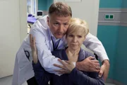Dr. Kathrin Globisch (Andrea Kathrin Loewig) steht kurz vor einer äußerst riskanten OP, bei der ihr Herz herausgenommen werden muss. Dr. Roland Heilmann (Thomas Rühmann) versucht ihr zur Seite zu stehen und ihr Mut zu machen.