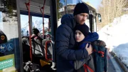 Elias (Finlay Hartinger, r.) möchte nicht mit in die USA umziehen, sondern bei seinem Papa Bastian (Tommy Schlesser, l.) bleiben.