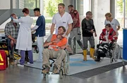 Auf einer Tunnelbaustelle hat es eine Explosion gegeben. Die zahlreichen Verletzten werden auf alle Kliniken in der Region verteilt (Kompars:innen) auch in der Notaufnahme des JTK herrscht Hochbetrieb.