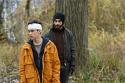 Niklas Fehrenbach (Noah Calvin, l.) wurde durch eine Verwechlung versehentlich Opfer einer Entführung. Das weiß inzwischen auch sein Entführer Lars Bohse (Eidin Jalali, r.).