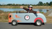 Michael Kessler mit der Seifenkiste an der Oder