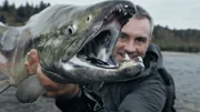 Cyril Chauquet hält einen Fisch