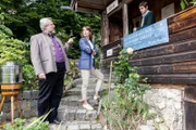 Kioskbesitzer und Freund des Opfers, Raffael Schmölzer (Marco Bretscher-Coschignano, r.) wird von den Kommissaren Stadler (Dieter Fischer, l.) und Andresen (Sophie Melbinger, M.) zum Tod von Bartholomäus Kolb befragt.