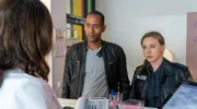 Jerry Paulsen (Peter Marton, 2.v.l.) und Sophia Strasser (Katharina Goebel, r.) konfrontieren Eveline (Angela Ascher, l.) mit dem Bienengift in der Spritze.