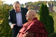 Bürgermeister Wöller (Fritz Wepper, l.) versucht seinen Spezl Huber (Wolfgang Müller, r.) aus der Meditation zu wecken. Eilige Geschäfte warten.