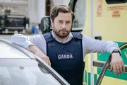 Polizist Charlie (Kevin J. Ryan) hat genug von den Mordtheorien seiner Mutter. Harry ist schließlich keine Ermittlerin und die Geschichte um einen mittelalterlichen Pestarzt, der Menschen durch Dublin jagt, um sie zu töten, hält er für eine abstruse literarische Phantasie.