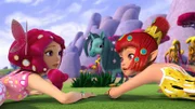 Mia (l.) und Yuko (r.) konnten nicht verhindern, dass das kleine Pony-Einhorn die Blume frisst, die sie für die nächste Zutat hielten. Nun ist guter Rat teuer.