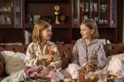 Noch freuen sich Victoria (Lily Havnesköld) und Agnes (Vaness Van Biljenburgh), dass ihr Vater Tommy wieder bei ihnen ist.