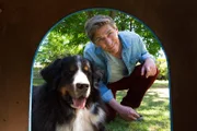Keks und sein Herrchen Fritz Fuchs (Guido Hammesfahr, r.) sind beste Freunde und ein Herz und eine Seele.