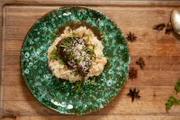 Tarik El Horchi stammt ursprünglich aus Marokko. Für seine Familie kocht der Münchner am liebsten im traditionellen Schmortopf aus seiner Heimat - der Tajine. Inspiriert von der nordafrikanischen Küche bereitet Vroni Lutz in ihrem gusseisernen Schmortopf Ochsenbacken mit Graupen-Risotto (im Bild). Und als vegetarische Variante kocht sie einen Linsen-Auberginen-Topf.