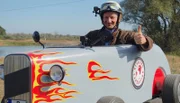 Michael Kessler geht gerne mal an Grenzen – und das ist bei seiner nächsten "Expedition" für den rbb wörtlich zu nehmen: Seit 26. September 2016 ist Kessler mit einer winzigen Seifenkiste an der Oder unterwegs. Er startet auf einem der schönsten Radwege Deutschlands, im kleinen Örtchen Neißemünde, wo die Oder erstmals Deutschland erreicht. Dann folgt er dem Grenzfluss Richtung Norden bis zur Ostsee. - Kessler fährt eine winzige Seifenkiste, die zwar motorisiert ist, aber nicht nur in Sachen Bequemlichkeit eine Herausforderung wird.