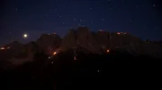 Berge im Flammen: Jedes Jahr werden bei Sonnenwendfeiern der längste Tag und die kürzeste Nacht gefeiert. Hier am Waxenstein in der Zugspitz-Arena.