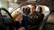 Leena Virtanen (Li Hagman, l.) und Kai Timmermann (Mathias Junge, r.) begutachten einen Mercedes von innen. Katrin Börensen (Claudia Schmutzler, hinten l.) und Nils Theede (Jonas Laux, 2.v.r.) schauen freudig von außen zu.