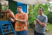 David Paschulke (Daniel Zillmann, l) findet in seinem Garten eine römische Amphore. Kann die echt sein? Fritz (Guido Hammesfahr, r.) hat da seine Zweifel.