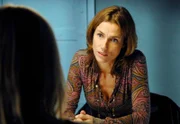 NDR Fernsehen DIE ANWÄLTE, "Selbstjustiz", am Mittwoch um 23:50 Uhr. Marita Blum (Julia Bremermann) spricht mit der verzweifelten Mutter Claudia Bristow (Sandra Borgmann, li.), die im Gerichtssaal den Mörder ihrer Tochter erschossen hat.
