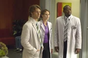 (v.l.) Dr. Chase (Jesse Spencer), Dr. Cameron (Jennifer Morrison) und Dr. Foreman (Omar Epps) zweifeln an House' Entscheidung, einen zum Tode Verurteilten, der kurz vor der Vollstreckung des Urteils steht, zu behandeln.