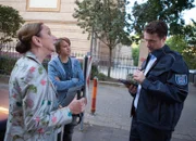 Frau Rottbach (Angelika Böttiger, v.l.) und Wiebke Schiller (Elisa Ueberschär, h.r.) erhalten einen Strafzettel.