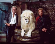 Siegfried und Roy in ihrem Appartement des Hotel Mirage mit einem weißen Löwen, Las Vegas, August 2003.