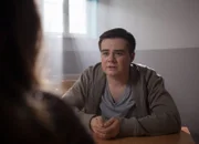 Remo Vage (Damian Thüne) trifft sich im Gefängnis mit seiner Schwester Petra (Elena Hesse).