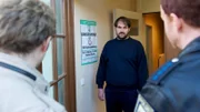 Der Platzwart (Andreas Frakowiak, M.) erklärt, dass jeder sich Zugang zu den Kabinen hätte verschaffen können. Doch wie ist der Täter unbemerkt an so vielen Spielern vorbeigekommen? Nils Theede (Jonas Laux, l.) und Kai Timmermann (Mathias Junge, r.) ermitteln.