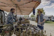 Michael Ostrowski (r.) auf einem Flohmarkt