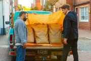 Yunus (Yunus Cumartpay, l.) bringt Wolfgang Habedank (Holger Stockhaus, r.) die bestellte Blumenerde für seine Hanfpflanzen vorbei. Habedank ist das ziemlich unangenehm, hängt doch eine Sicherheitskamera seit neustem direkt vor seinem Bestattungsinstitut.