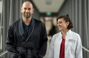 Rebecca (Milena Straube, r.) plaudert sehr angenehm mit Jürgen Wimmer (Urs Jucker, l.).