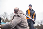 Yazid (Hannes Ringlstetter, l.) soll Sabines Auto von der Parkkralle befreien und wird dabei von Gabriel Haas (Michael Wächter, r.) ertappt