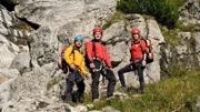 Nachdem Simon das Bergretter-Team verlassen hat, werden Markus (Sebastian Ströbel, l.) und Katharina (Luise Bähr, r.) wieder von Tobi (Markus Brandl, M.) unterstützt.