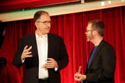 Peter Seeberger (Chemiker, Max-Planck-Institut für Kolloid- und Grenzflächenforschung in Potsdam).; Peter Seeberger (Chemiker, Max-Planck-Institut für Kolloid- und Grenzflächenforschung in Potsdam) und Moderator Stephan Karkowsky.