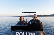 Julia Demmler (Wendy Güntensperger, l.) und Paul Schott (Tim Wilde, r.) sind auf dem Weg zu Ermittlungen.
