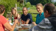 Für das Familienessen ist aufgetischt und es werden Späße gemacht. Benedikt Beissl (Andreas Giebel, r.), Elisabeth Beissl (Barbara Weinzierl, l.), Eva Beissl (Leonie Brill, 2.v.l.), Johanna Beissl (Ines Lutz, 2.v.r.) und Jerry Paulsen (Peter Marton, 3.v.l.).