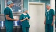 Dr. Kathrin Globisch (Andrea Kathrin Loewig, mi.) muss als Chefärztin Entscheidungen treffen und hat Dr. Martin Stein (Bernhard Bettermann, li.) gebeten, Dr. Roland Heilmann (Thomas Rühmann, re.) bei einer schwierigen OP zu assistieren. Als Roland das mitbekommt fühlt er sich bevormundet und übergangen und brüllt seine beiden Freunde an. Im nächsten Moment tut es ihm schon wieder leid. Nach Pias Tod weiß einfach niemand mit Roland umzugehen, alles kann richtig oder falsch sein.