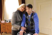 ARD STURM DER LIEBE FOLGE 1252, am Freitag (25.02.11) um 15:10 Uhr im ERSTEN. Charlotte (Mona Seefried, l.) nimmt den traurigen Robert (Lorenzo Patané, r.) kurz vor seiner Abfahrt nach Brüssel tröstend in den Arm.