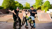 Checker Julian (rechts) mit BMX-Profi Johannes.