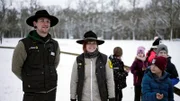 Die zwei jungen Ranger Yoshua Backes und Renée Prochnow mit einer Kindergruppe im Nationalpark Kellerwald.