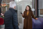 Tatjana (Judith Sehrbrock, r.) gerät unter Druck, als sie für Mona eine Entscheidung treffen muss (mit Gerry Hungbauer, l.)