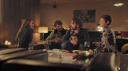 Von links: Zoë (Violet Braeckman), Bart (Michai Geyzen), Michiel (Boris Van Severen) und Ylena (Laurian Callebaut) schwelgen gemeinsam in Erinnerungen.