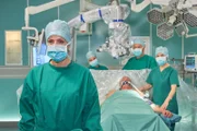 Dr. Lea Peters (Anja Nejarri, vorn) hat die Operation ihres Freundes Jenne Derbeck (Patrick Kalupa, liegend) selbst übernommen. Doch sie hat ihre Kräfte überschätzt - während des Eingriffs fangen plötzlich ihre Hände an zu zittern. Sie bittet überraschend Dr. Roland Heilmann (Thomas Rühmann, 2.v.re.) zu übernehmen. Auch Dr. Kathrin Globisch (Andrea Kathrin Loewig, re.) hat Lea noch nie in solch einer Verfassung gesehen.  hi.li.: OP-Schwester Sarah Zeising
