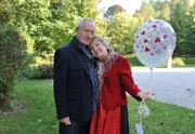 Allfons (Sepp Schauer, l.) hat sich als Wiedergutmachung dafür, dass er Hildegard (Antje Hagen, r.) bezüglich des Fallschirmsprungs angelogen hat, eine ganz besondere Überraschung für sie einfallen lassen.