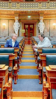 Gemeinsam mit Fritz Dittlbacher bespricht Hanno Settele (r.) die Neutralität Österreichs.