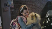 Mia (Margot Nuccetelli) freut sich, dass sich Floufi, der Hund von Restaurantbesitzer Marcel, von ihr auf den Arm nehmen lässt. Sie ist sich sicher, den kleinen Hund schon einmal bei den Katzen von Carina gesehen zu haben. Doch Marcel bestreitet das vehement. Sein Floufi würde niemals heimlich aus dem Haus schleichen.