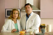 Ein Moment der Nähe zwischen Dr. Christian Kleist (Francis Fulton Smith, r.) und Tanja Ewald (Christina Athenstädt, l.) wird jäh unterbrochen.