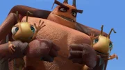 Hye und Lo haben die Ameisen-Babys gefangen und bringen sie zu Adilla.