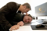 Schöller (Philipp Hochmair, oben) und Xavier (Thomas Schmauser).