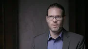 In zwei Teilen aus unterschiedlichen Perspektiven erzählt „KL Dachau“ in filmisch noch nie da gewesener Detailtiefe die Bestandszeit jenes Lagers nach, das länger existierte als jedes andere KZ und das als Blaupause diente für alle anderen Konzentrationslager im Dritten Reich. „Das System“ widmet sich der Organisation des Lagers durch die SS. Im Bild: Dirk Riedel.