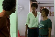 Mélissa Sainte-Rose (Sonia Rolland, M.) und Gaëlle Crivelli (Béatrice de la Boulaye, r.) bemerken schnell, dass ihr Kollege Aurélien Cherlery (Julien Beramis, l.) etwas vor ihnen verheimlicht. Er möchte seinem besten Freund helfen, da dieser des Mordes beschuldigt wird.