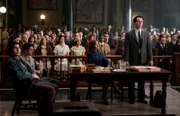 vorne:  Perry Mason als Matthew Rhys (re.),  Juliet Rylance als  Della Street (2. von re.)