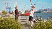 Yoga gegen den Reflux: Sören L. soll einen Ausgleich zu seinem Kraftsport machen. Sportwissenschaftler Stefan Haas zeigt ihm am Elbstrand Übungen, die er auch zuhause ausführen kann.